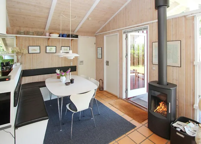 2 Bedroom Lovely In Casa vacanze Samsø